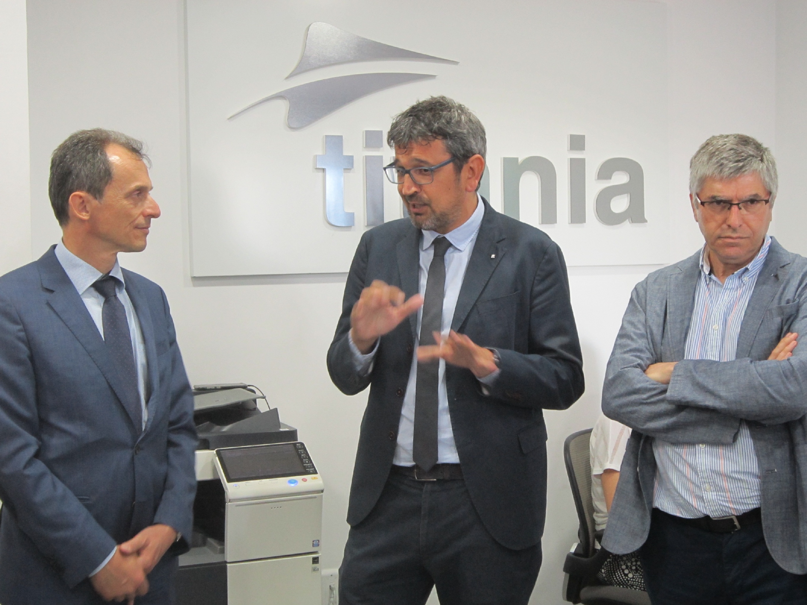 El ministro Pedro Duque visita la sede de titania El ministro Pedro Duque visita la sede de titania